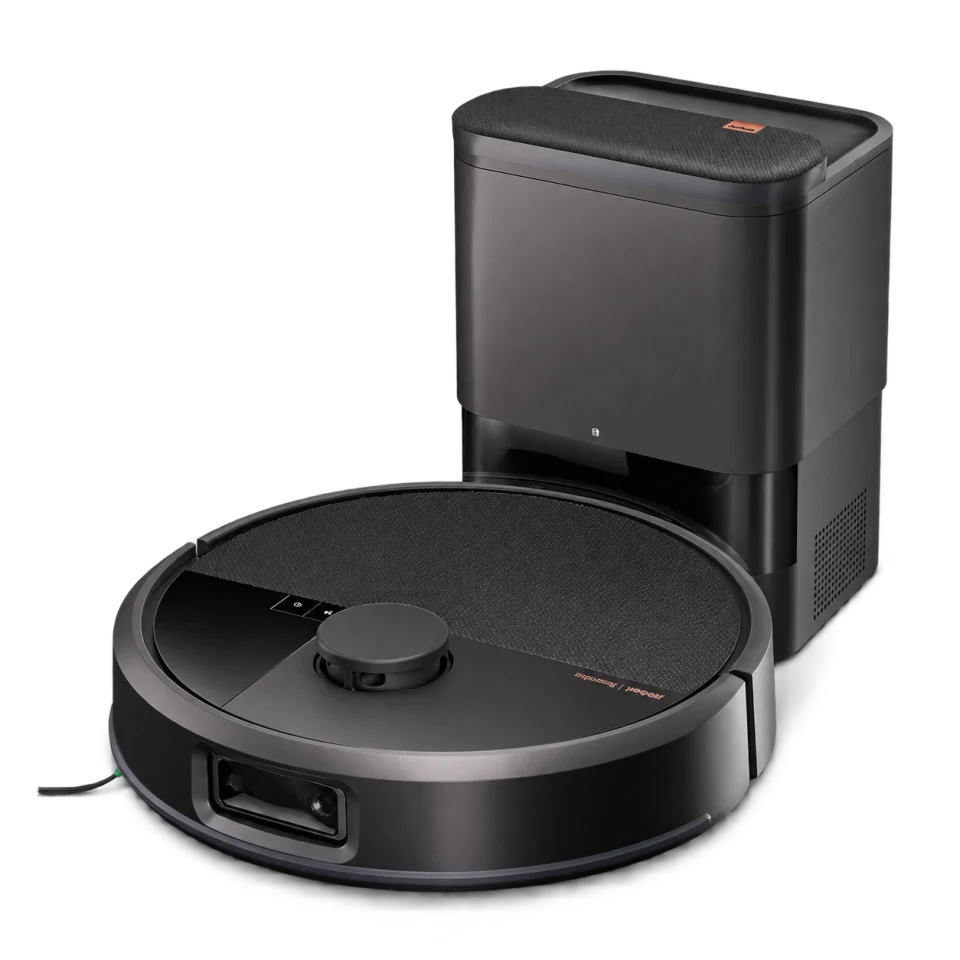 Studio portrait of iRobot Roomba Max 705 Vac